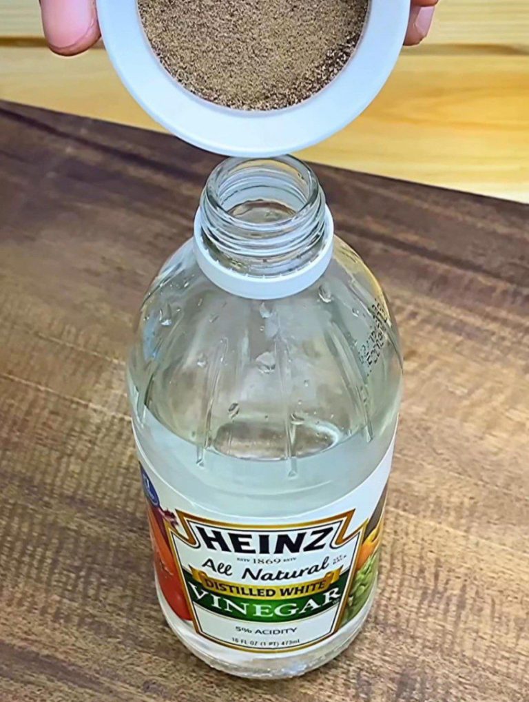 Zmieszaj ocet z pieprzem, a nigdy więcej nie będziesz miał psiego lub kociego moczu?
