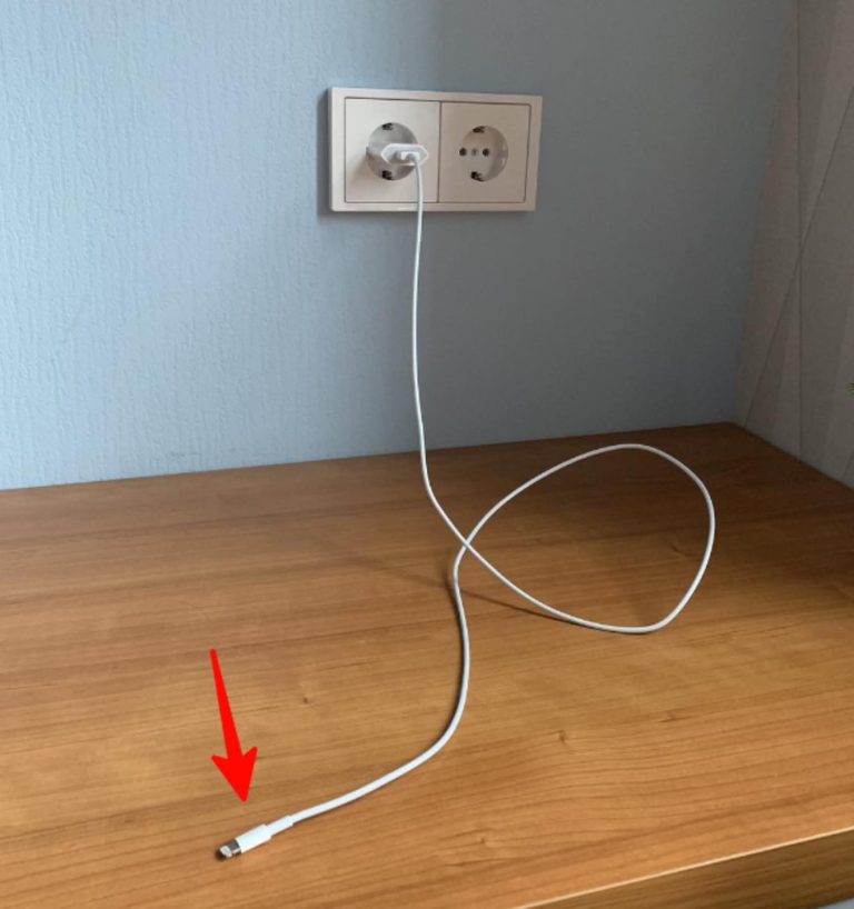 Nigdy nie zostawiaj ładowarki podłączonej do gniazdka bez telefonu. Oto trzy główne powody, dla których
