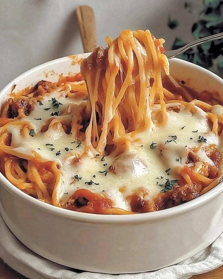 Lasagne spaghetti z kurczakiem i roztopionym serem